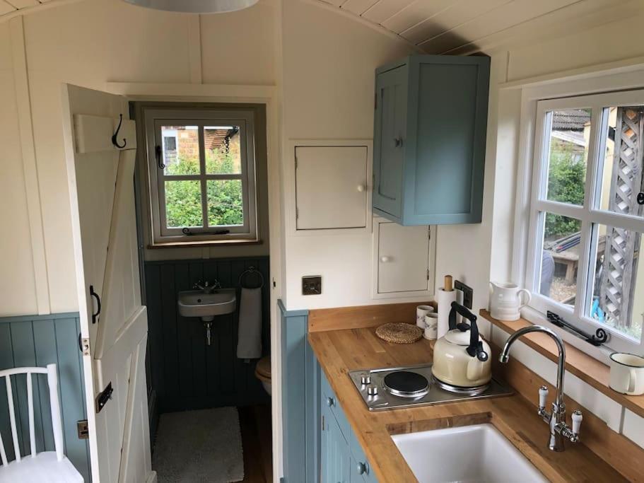 Romantic Shepherds Hut With Stunning Sunsets Hollingbourne Exteriör bild