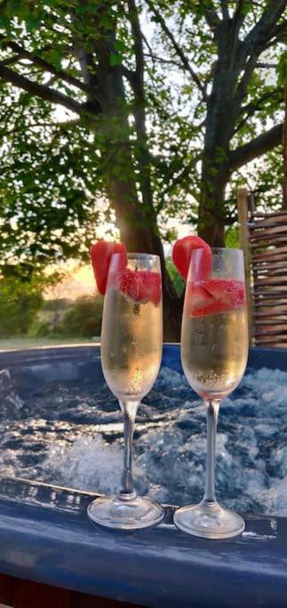 Romantic Shepherds Hut With Stunning Sunsets Hollingbourne Exteriör bild