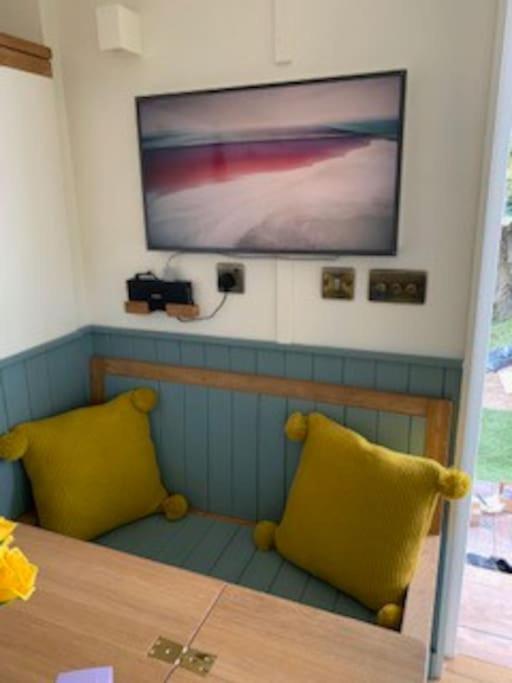 Romantic Shepherds Hut With Stunning Sunsets Hollingbourne Exteriör bild
