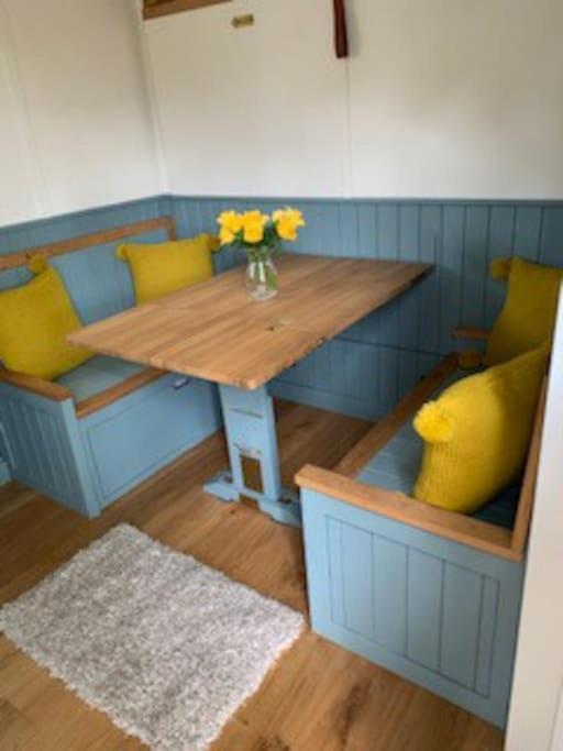 Romantic Shepherds Hut With Stunning Sunsets Hollingbourne Exteriör bild
