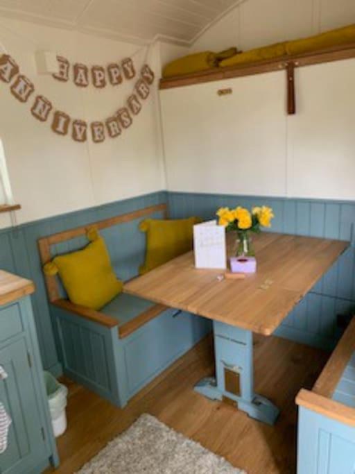 Romantic Shepherds Hut With Stunning Sunsets Hollingbourne Exteriör bild