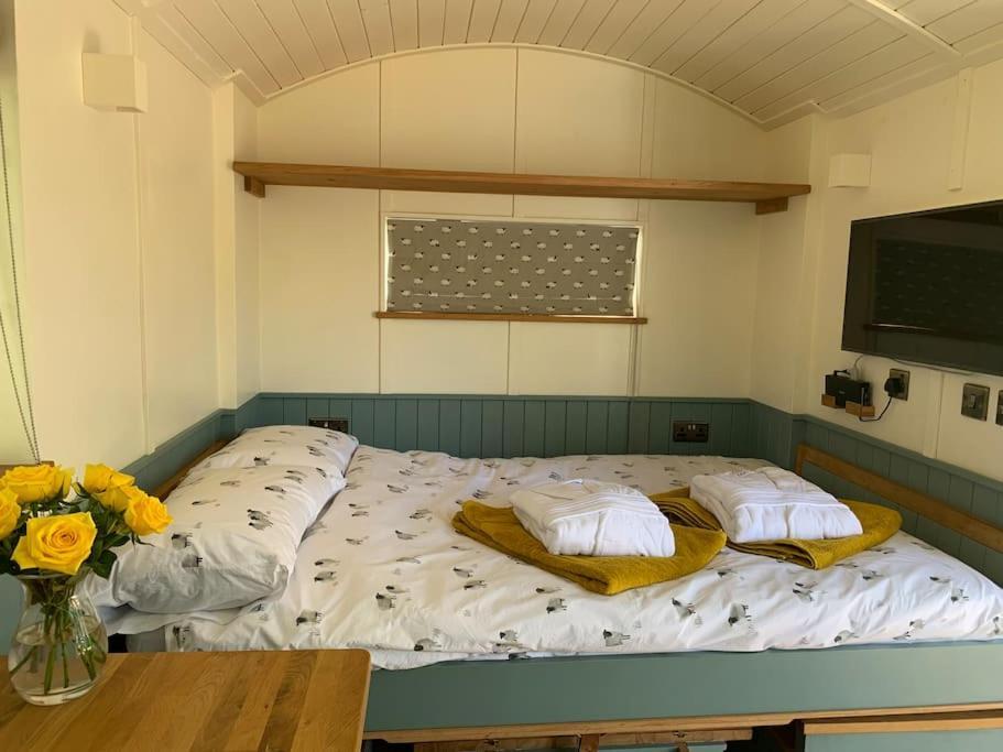 Romantic Shepherds Hut With Stunning Sunsets Hollingbourne Exteriör bild